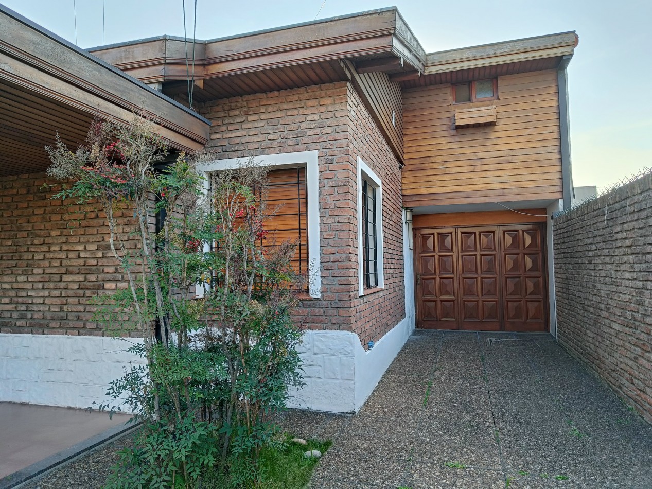 Casa en Venta en Barrio Parque Bernal - Amplio lote y excelentes comodidades