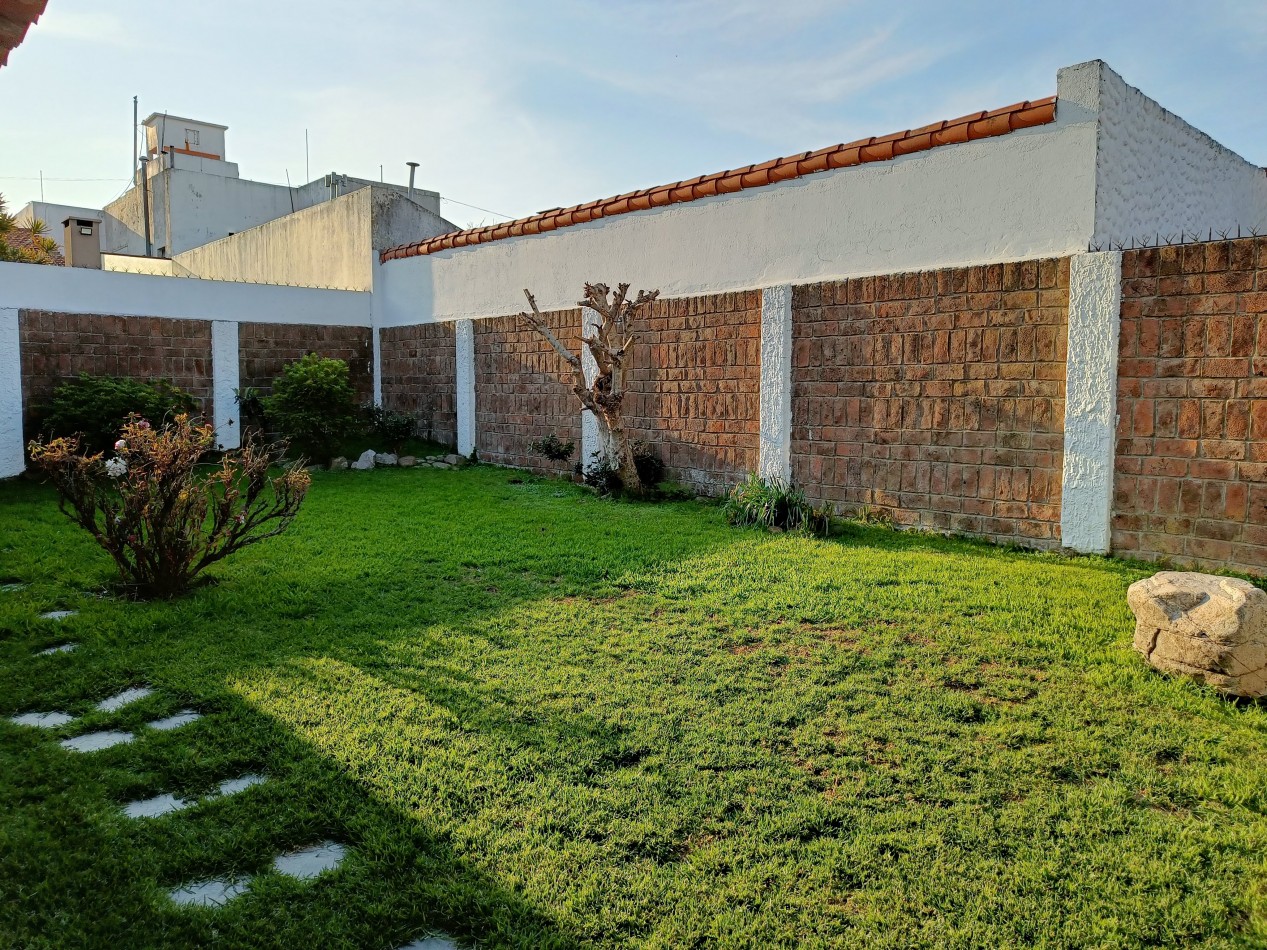 Casa en Venta en Barrio Parque Bernal - Amplio lote y excelentes comodidades