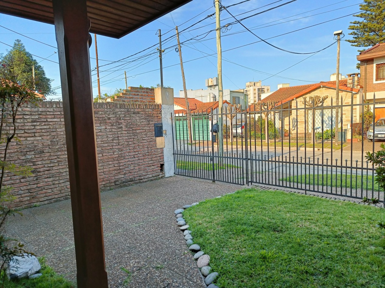 Casa en Venta en Barrio Parque Bernal - Amplio lote y excelentes comodidades