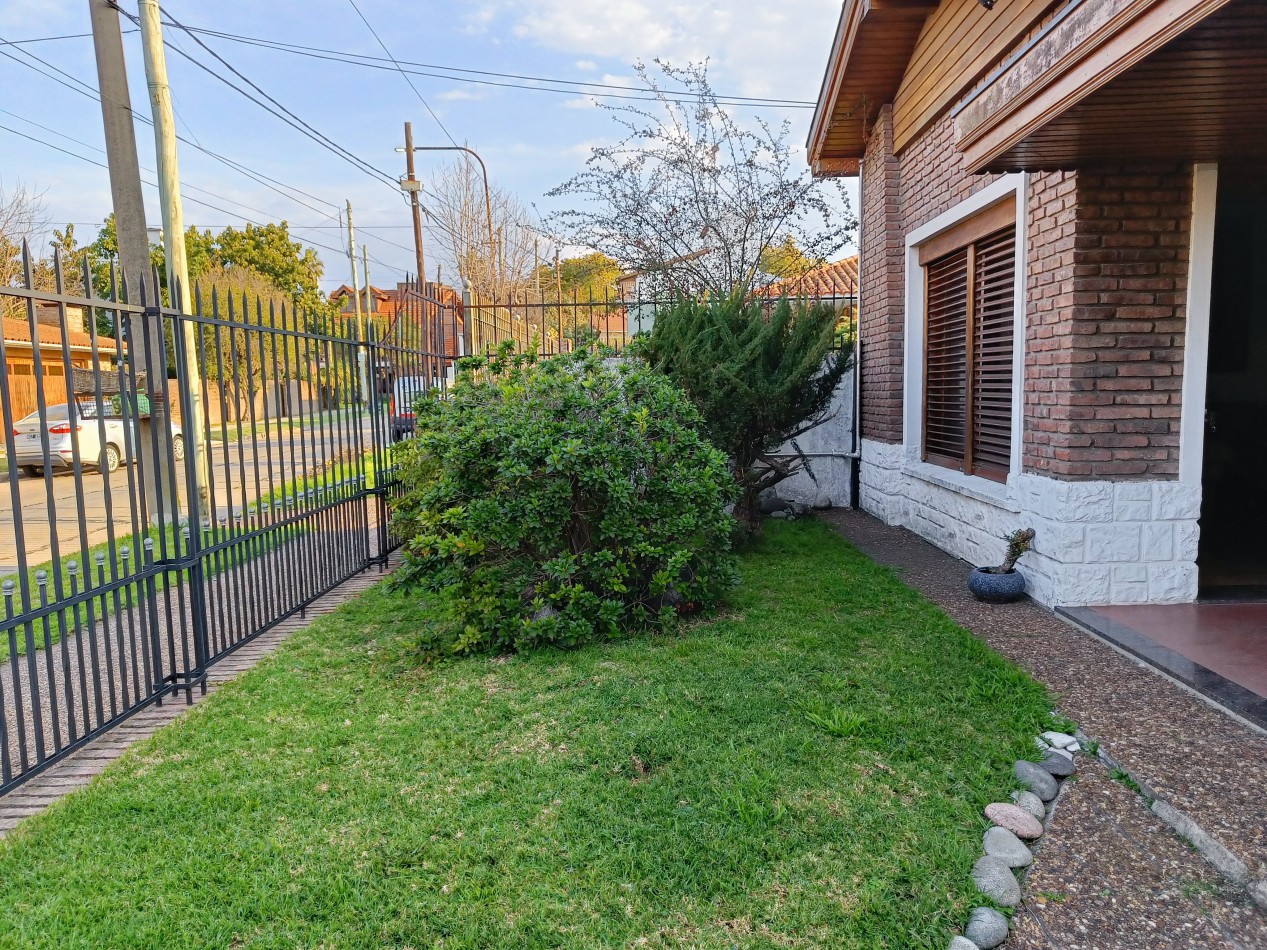 Casa en Venta en Barrio Parque Bernal - Amplio lote y excelentes comodidades