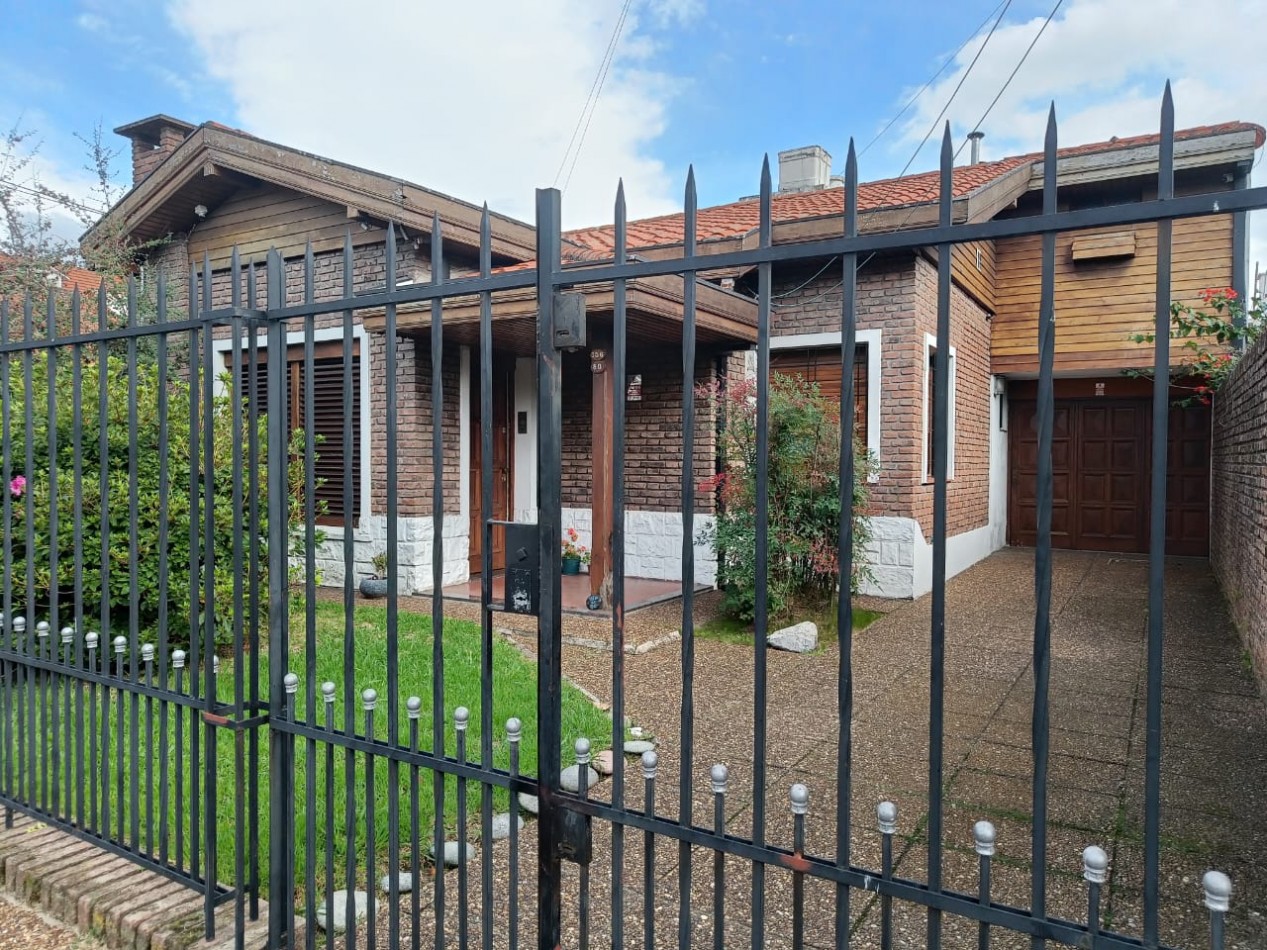 Casa en Venta en Barrio Parque Bernal - Amplio lote y excelentes comodidades