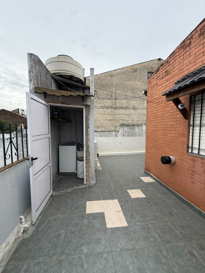 Casa con Departamento Independiente en Venta - Ideal para Vivienda Multifamiliar o Inversion