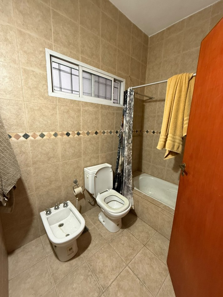 Casa con Departamento Independiente en Venta - Ideal para Vivienda Multifamiliar o Inversion
