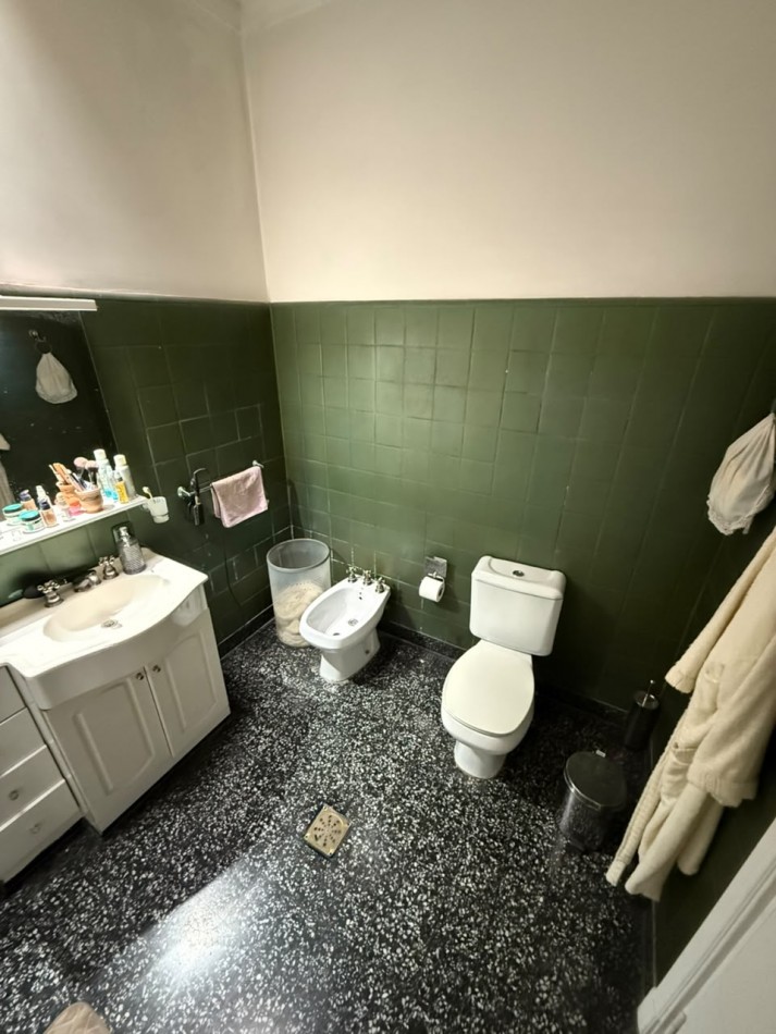 Casa con Departamento Independiente y Garage para 3 Autos - Se Escuchan Ofertas