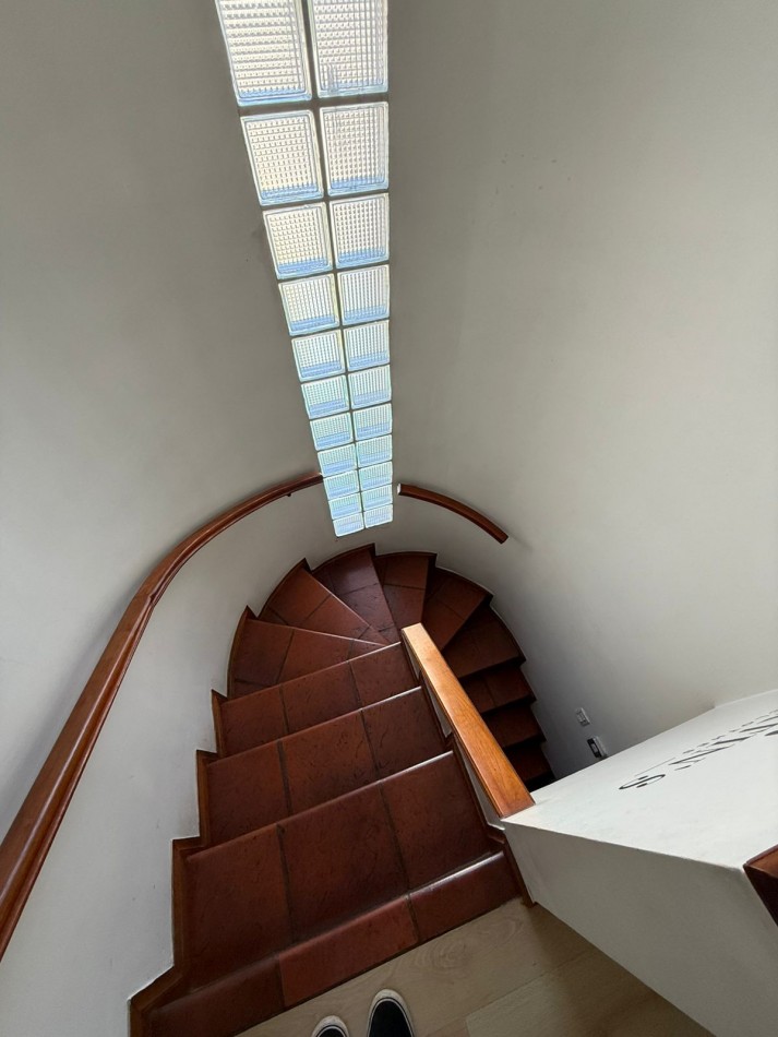 Casa en Venta en Barrio Parque Bernal - Amplia, Funcional y con Gran Parque