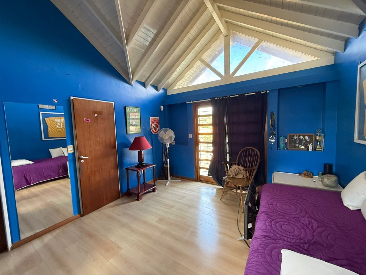 Casa en Venta en Barrio Parque Bernal - Amplia, Funcional y con Gran Parque