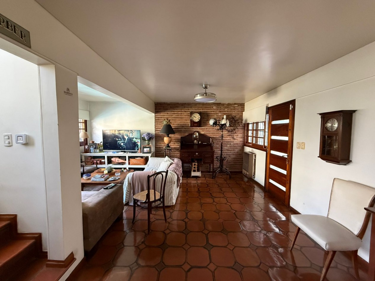 Casa en Venta en Barrio Parque Bernal - Amplia, Funcional y con Gran Parque