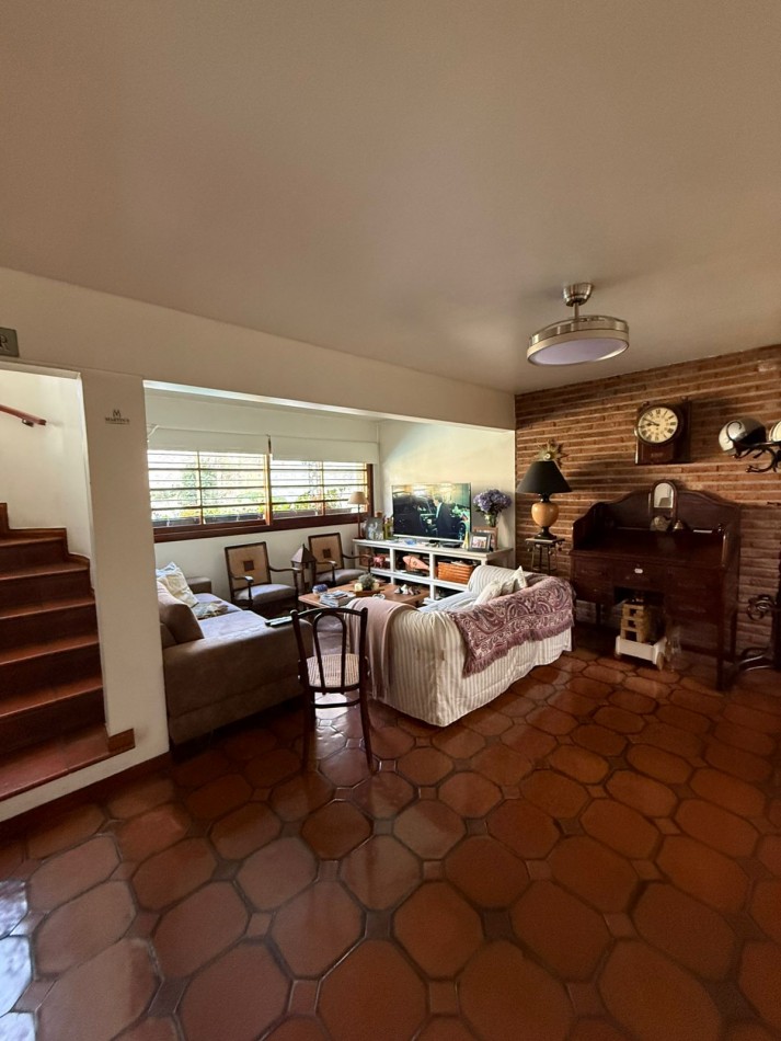 Casa en Venta en Barrio Parque Bernal - Amplia, Funcional y con Gran Parque