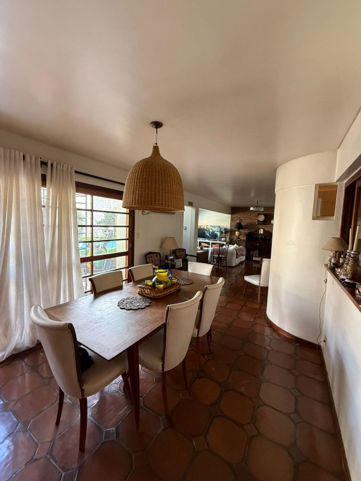 Casa en Venta en Barrio Parque Bernal - Amplia, Funcional y con Gran Parque