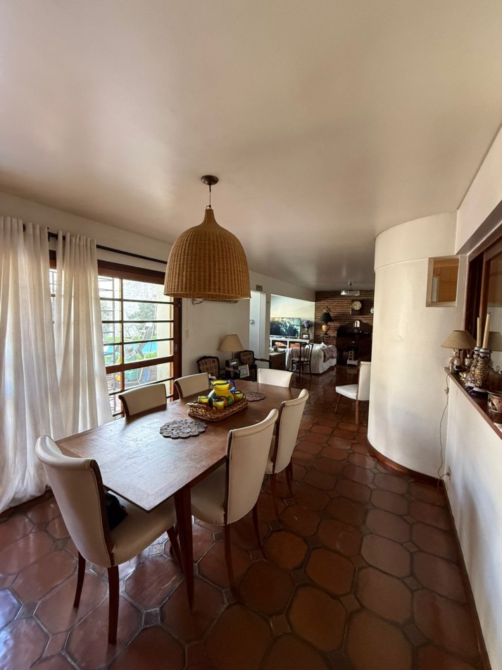 Casa en Venta en Barrio Parque Bernal - Amplia, Funcional y con Gran Parque