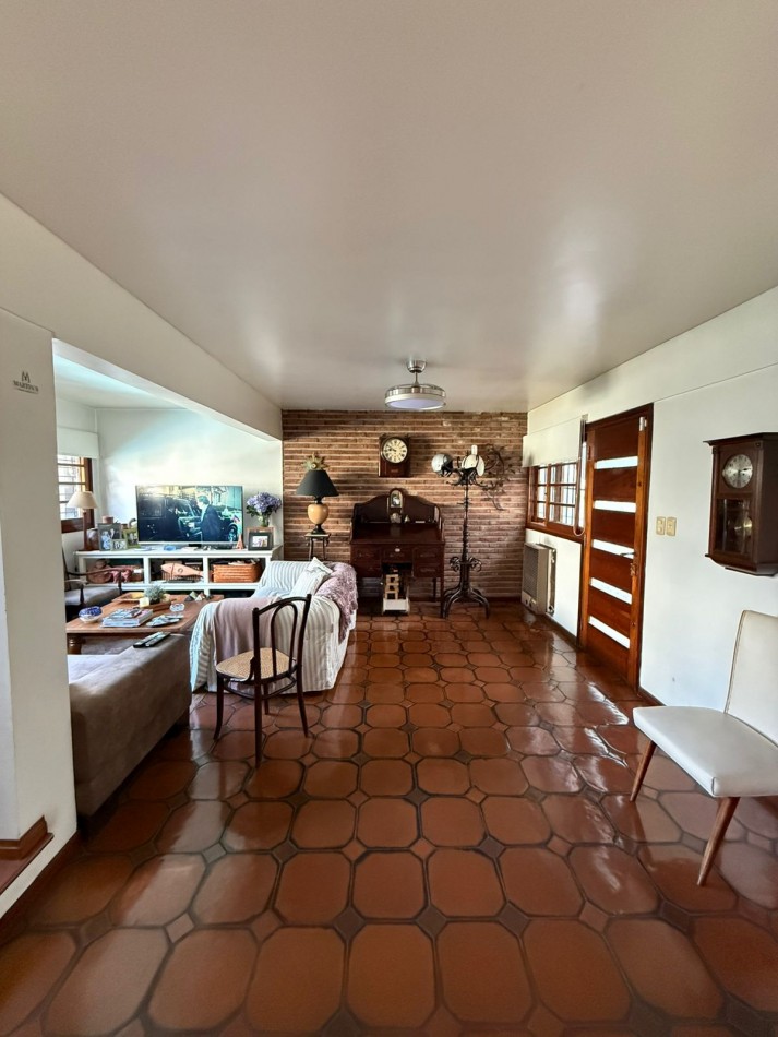 Casa en Venta en Barrio Parque Bernal - Amplia, Funcional y con Gran Parque
