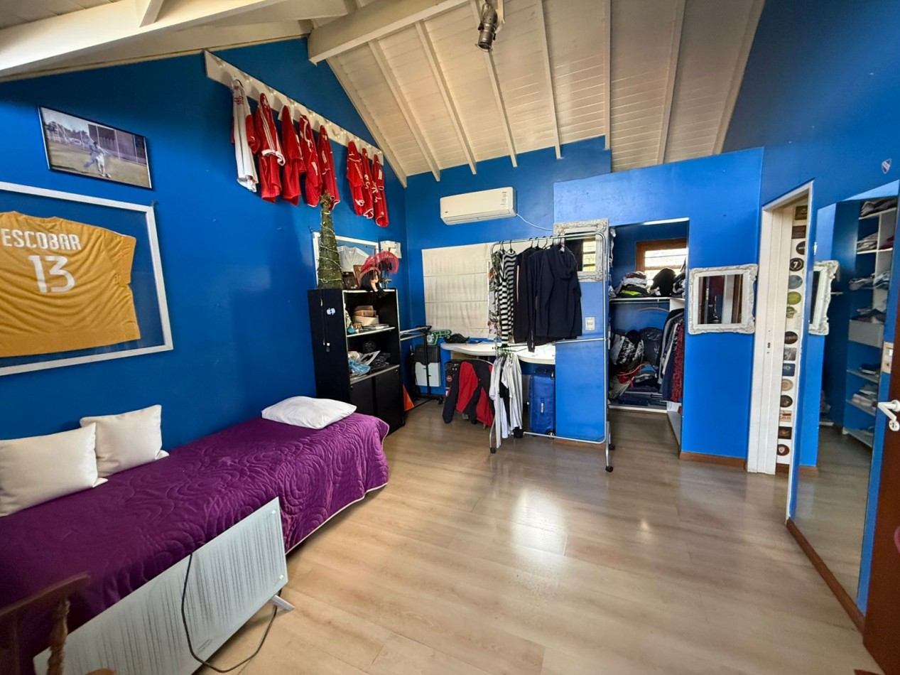 Casa en Venta en Barrio Parque Bernal - Amplia, Funcional y con Gran Parque