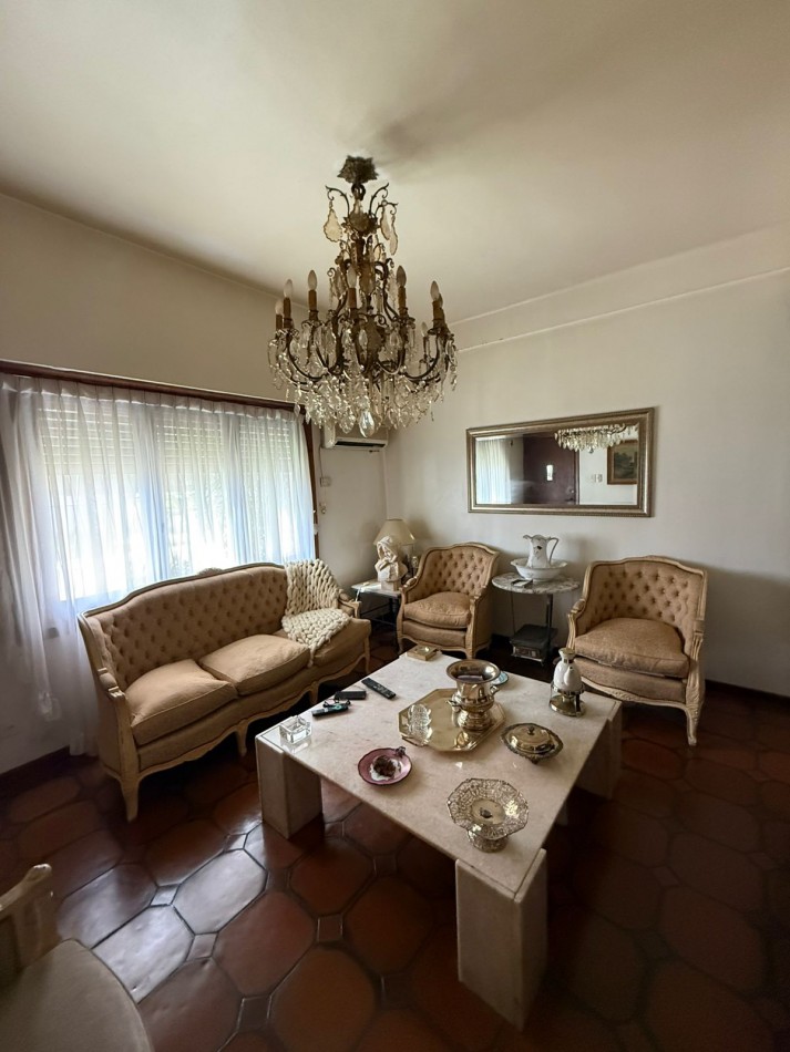 Casa en Venta en Barrio Parque Bernal - Amplia, Funcional y con Gran Parque