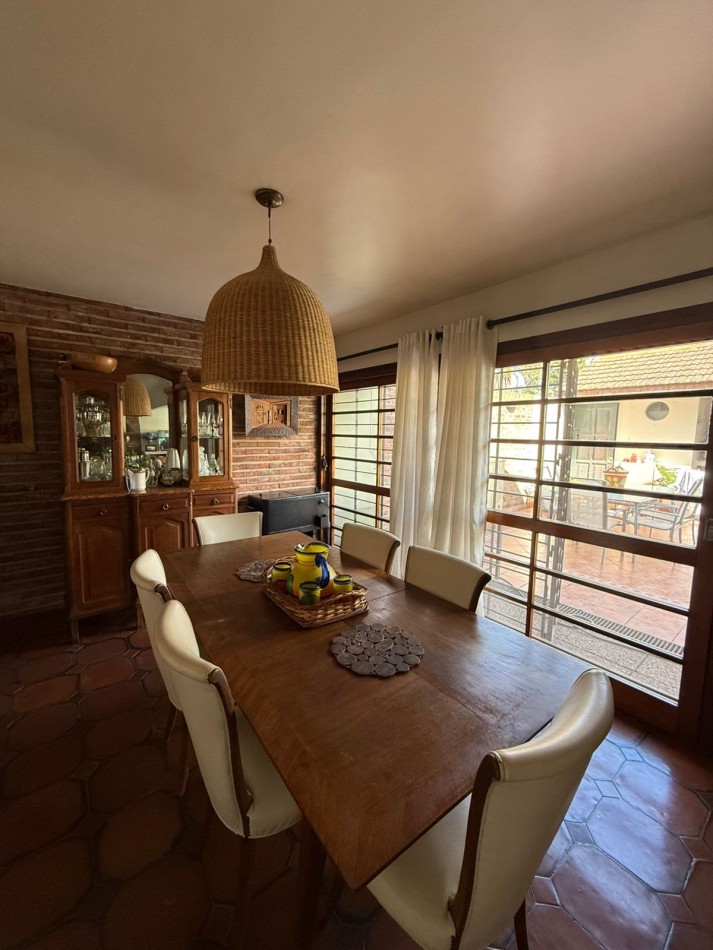 Casa en Venta en Barrio Parque Bernal - Amplia, Funcional y con Gran Parque