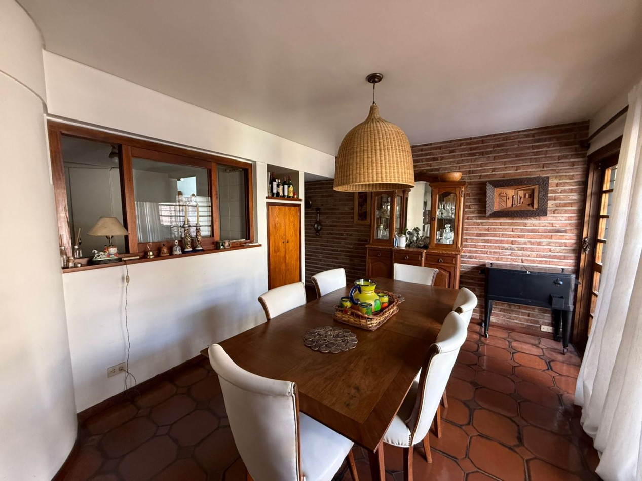 Casa en Venta en Barrio Parque Bernal - Amplia, Funcional y con Gran Parque