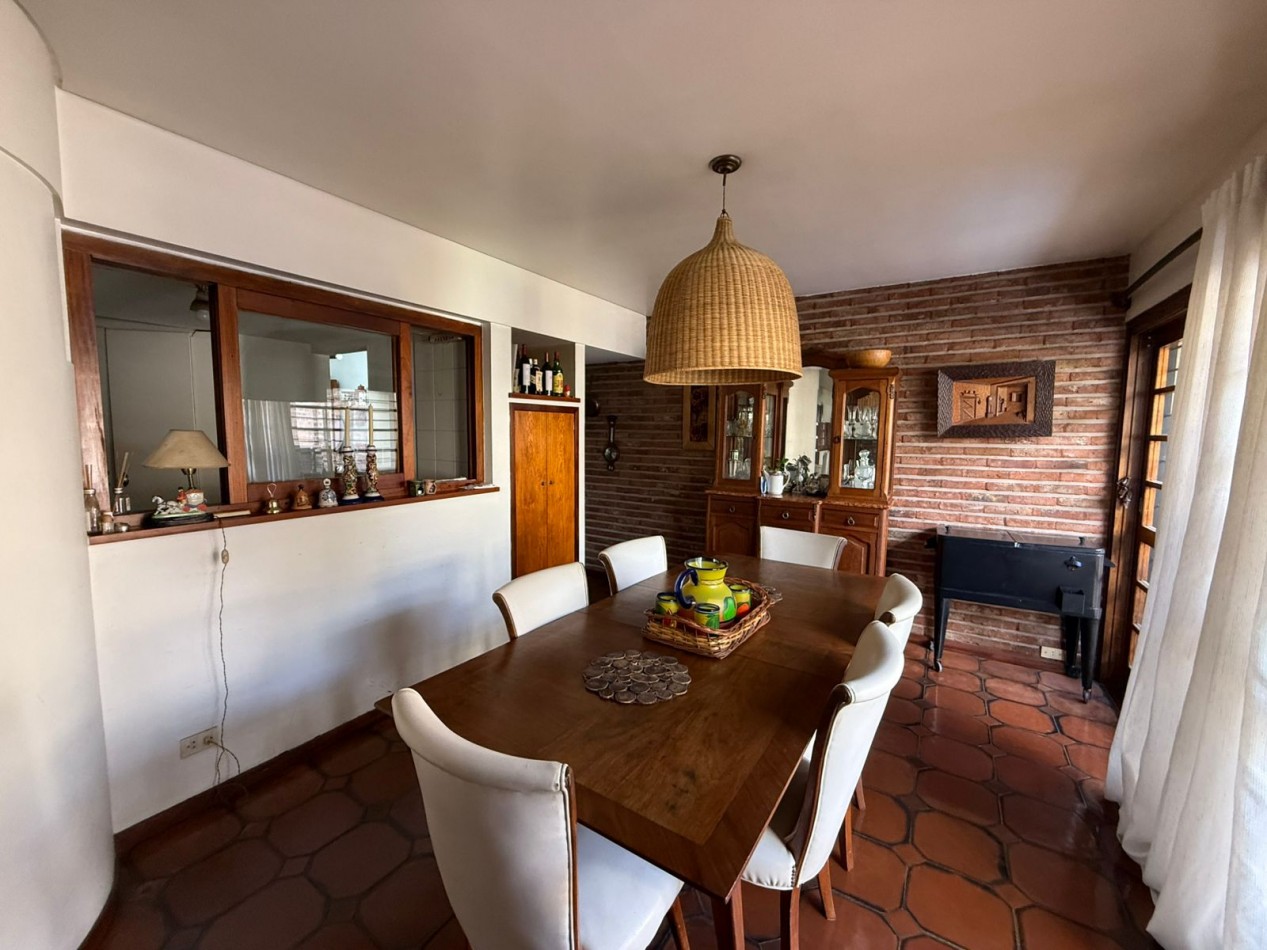 Casa en Venta en Barrio Parque Bernal - Amplia, Funcional y con Gran Parque