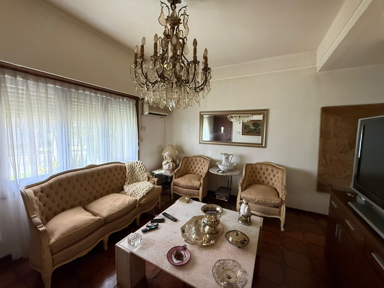 Casa en Venta en Barrio Parque Bernal - Amplia, Funcional y con Gran Parque