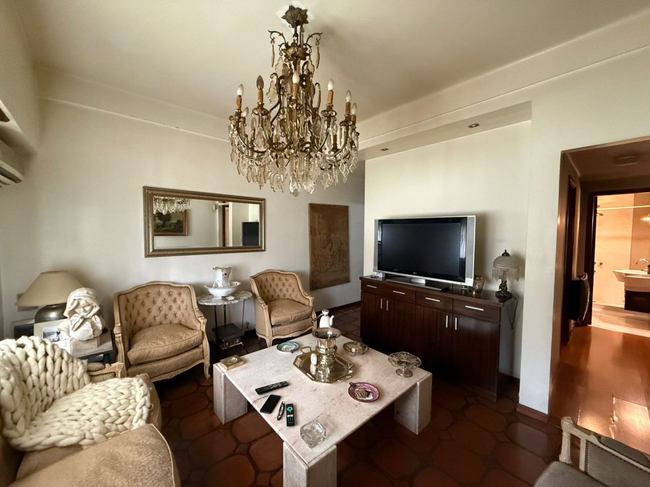 Casa en Venta en Barrio Parque Bernal - Amplia, Funcional y con Gran Parque
