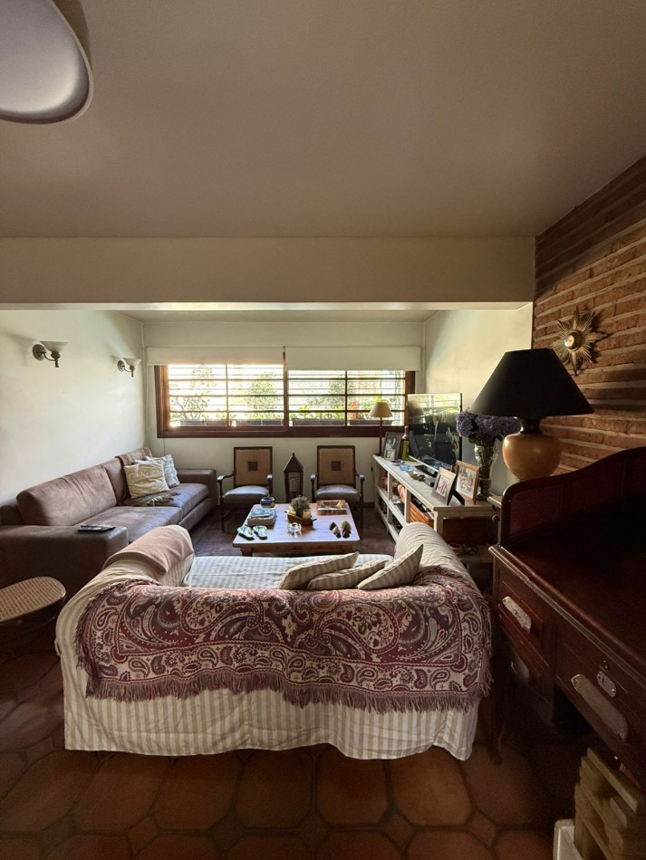 Casa en Venta en Barrio Parque Bernal - Amplia, Funcional y con Gran Parque