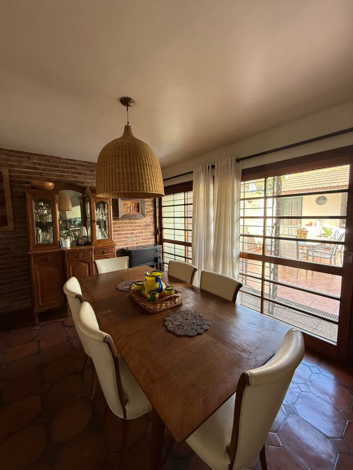 Casa en Venta en Barrio Parque Bernal - Amplia, Funcional y con Gran Parque