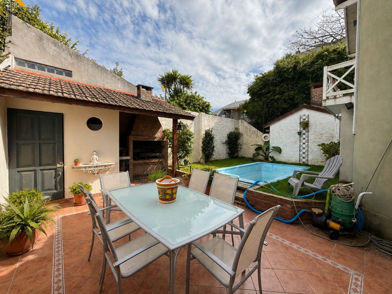 Casa en Venta en Barrio Parque Bernal - Amplia, Funcional y con Gran Parque