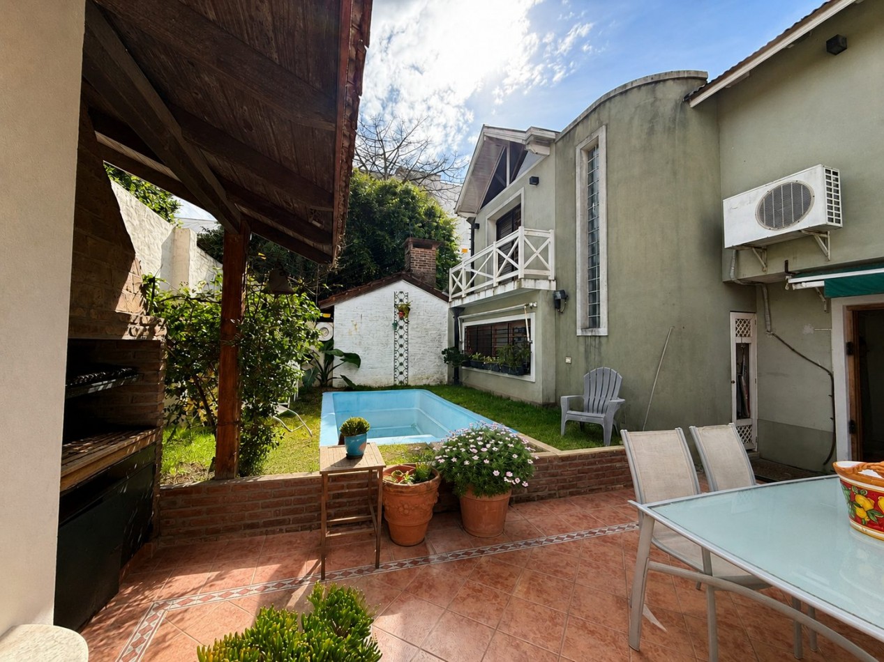 Casa en Venta en Barrio Parque Bernal - Amplia, Funcional y con Gran Parque