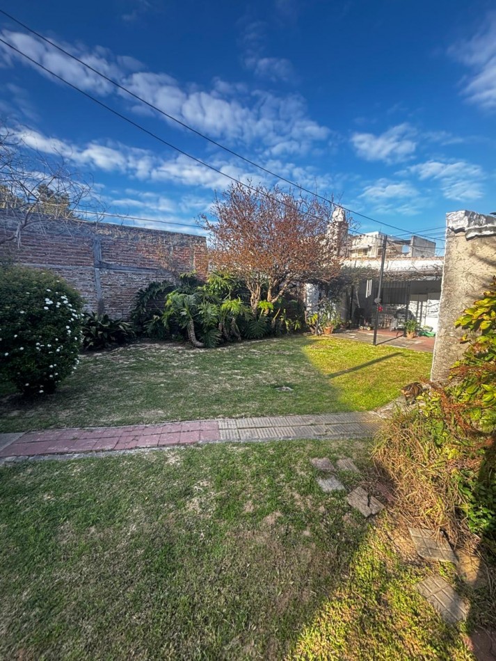 Oportunidad - Casa de 3 Ambientes sobre Amplio Lote