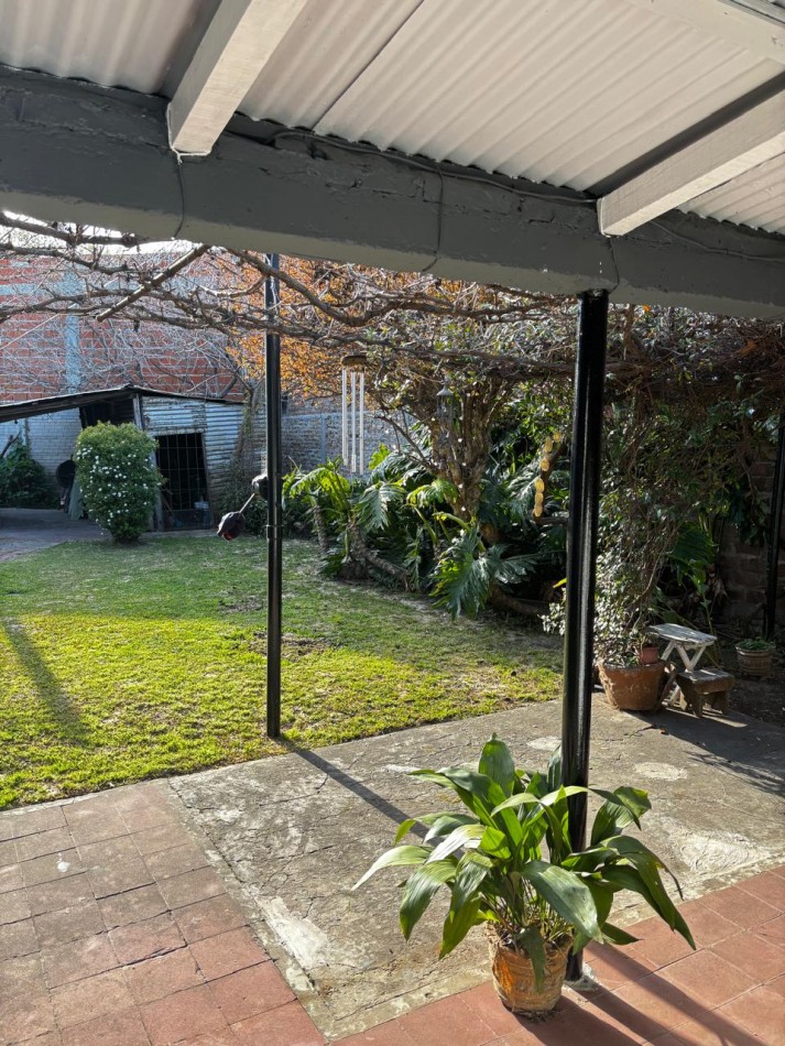 Oportunidad - Casa de 3 Ambientes sobre Amplio Lote