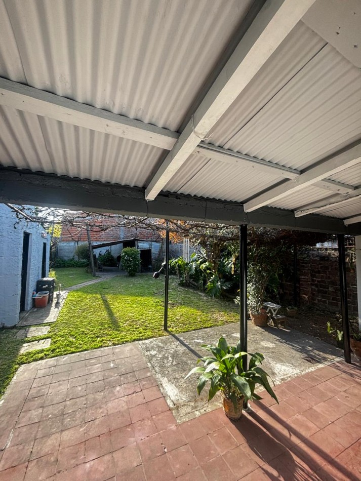 Oportunidad - Casa de 3 Ambientes sobre Amplio Lote