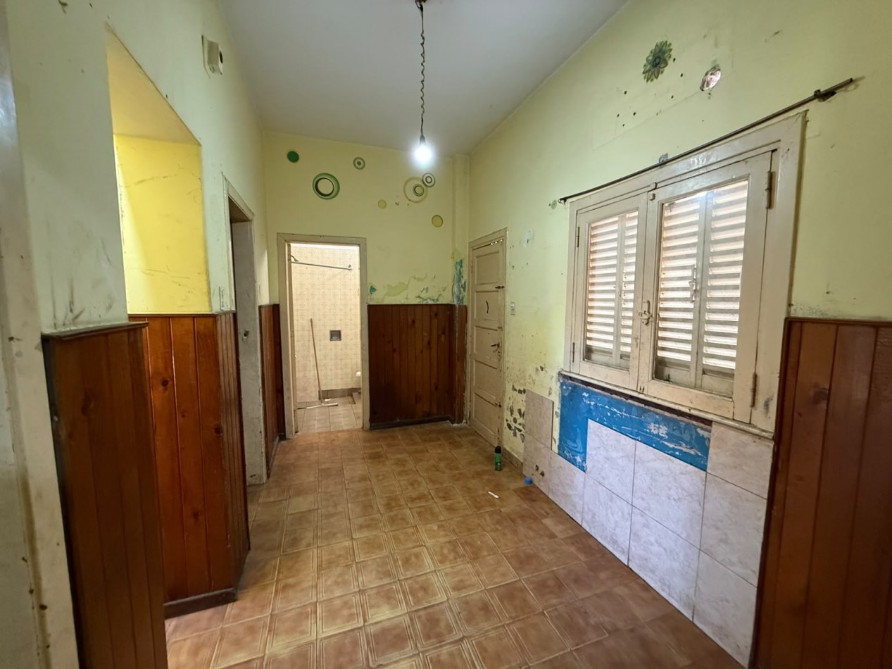 Casa a Reciclar con Cochera - Gran Oportunidad